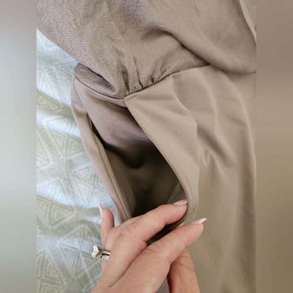 Black Halo taupe halter mini dress with pockets! Size 6 - Picture 4 of 9